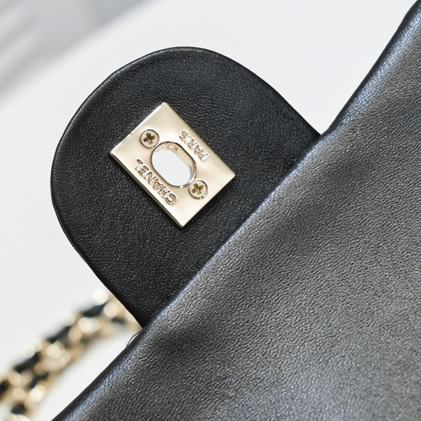 シャネルバッグ角部分ディテール